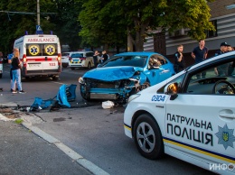 В Днепре на проспекте Яворницкого Volvo врезался в ограждение: двое пострадавших, водителя заковали в наручники