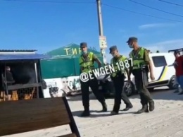 В Кирилловке полицейский расслаблялся на служебном авто (видео)