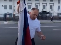 В Киеве сожгли флаг около российского посольства (фото)
