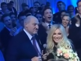 Лукашенко потанцевал с выпускниками вузов под Повалий