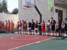 На новенькой баскетбольной площадке в Каховке уже прошли соревнования