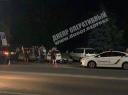 В Днепре на Сичеславской Набережной мотоциклист влетел в припаркованный автомобиль: фото
