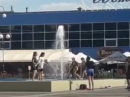 В Мелитополе подростки устроили купание в центральном фонтане (видео)