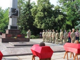 Перезахоронение советских солдат и открытие музея в Новой Каховке