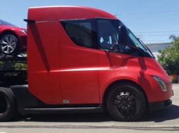 Tesla уже вовсю эксплуатирует электрический грузовик Semi