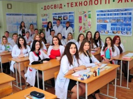 "Мы давали клятву": 18-летняя выпускница медколледжа из Харьковской области идет в "инфекционку" работать с COVID-19