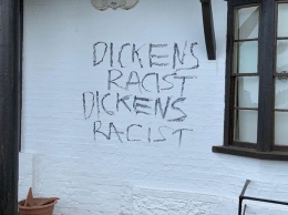 В Британии на стене музея Диккенса написали слово "расист". Фото