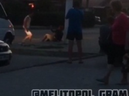 В Мелитополе пьяная женщина била по машинам и бросалась под колеса (видео 18 +)