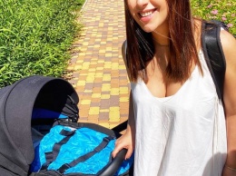 В нежном платье с глубоким декольте: Джамала вышла на прогулку с новорожденным сыном