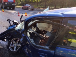 В Днепре на дороге столкнулись BMW и Mazda: в аварии пострадала водитель "японца"