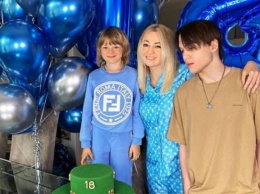Яна Рудковская подарила сыну на день рождения иномарку за 7 млн