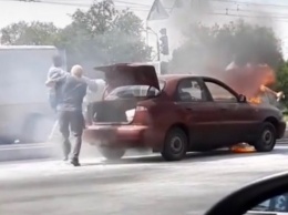 На оживленной дороге в Кривом Роге загорелась легковушка