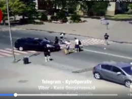 Кошмарное ДТП под Киевом: Ford сбил женщину с коляской. ВИДЕО