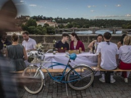 В Чехии попрощались с коронавирусом - 500-метровый стол накрыли на Карловом мосту (ФОТО)