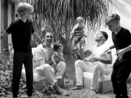 Поп-звезда Рики Мартин поделился семейной фотографией с мужем и детьми