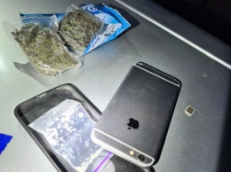 В Симферополе задержали парня, хранившего кокаин под чехлом «айфона» (ФОТО)