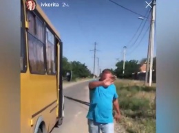 В Николаеве водитель маршрутки напал на девушку из-за замечания о маске и преследовал ее до дома (видео)