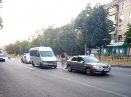 В Запорожье маршрутка врезалась в иномарку: пострадали 5 пассажиров