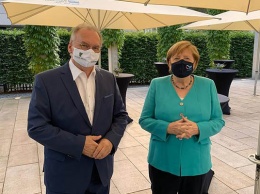 Меркель впервые с начала пандемии появилась на публике в маске
