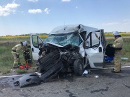 Микроавтобус разворотило после столкновения с грузовиком на трассе Симферополь-Армянск, - ФОТО
