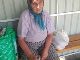 В Запорожской области третьи сутки на скамье сельской остановки женщина ждет мужа: она психически нездорова (ФОТО)