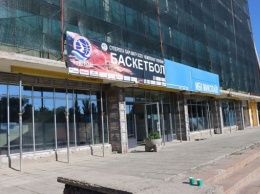 Фасад николаевской спортшколы «Надежда» власть обещает отремонтировать к сентябрю