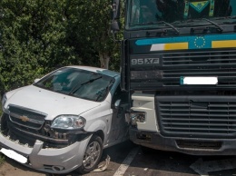 В Днепре на Киевской Chevrolet столкнулся с грузовиком