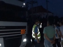 В Николаеве на въезде в морпорт перекрыли движение фур - протестующие будут стоять до утра