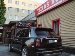 В одном из периферийных городов Украины встретили самый дорогой в мире Роллс-Ройс на местных номерах (ФОТО)