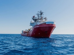ЧП возле Италии объявило судно с мигрантами Ocean Viking