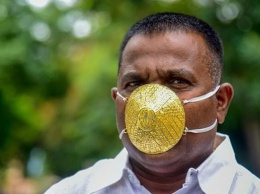 Индийский бизнесмен ходит в золотой маске для защиты от коронавируса