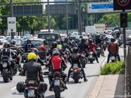 В Германии запретили езду на мотоциклам по воскресеньям, тысячи байкеров вышли на протесты