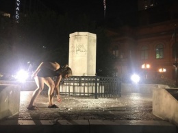 Протесты в Штатах: еще один памятник Колумбу сбросили с постамента