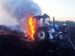 Во время сбора урожая в Петропавловском районе на поле загорелся трактор