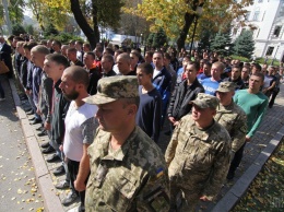 Не успел поступить в ВУЗ - служи: выпускников школ забирают в армию, несмотря на обещания правительства