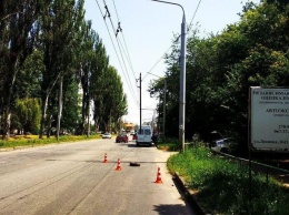 В Запорожье во время движения на маршрутку упала троллейбусная труба
