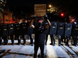 Тысячи людей в Бразилии протестуют против игнорирования президентом пандемии