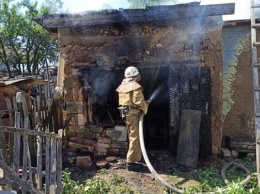 В Белозерском районе спасатели ликвидировали пожар в хозпостройке