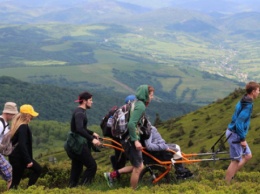 На Львовщине состоялось первое в этом году инклюзивное восхождение на гору Пикуй