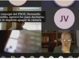Неудобно получилось: испанский чиновник случайно провел видеоконференцию из душа (ВИДЕО)