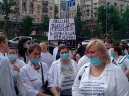 Медики снова собрались митинговать под стенами КГГА за передачу двух уникальных больниц Киева в подчинение Минздраву