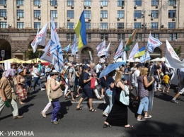 Возле киевской мэрии собрались сотни протестующих