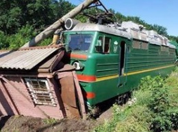 Авария на Одесской железной дороге: поезд протаранил здание
