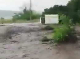 Дорогу в селе на Николаевщине полностью смыло водой (ВИДЕО)