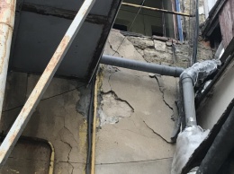 Жильцы дома в центре Одессы полгода борются за ремонт окна в парадной