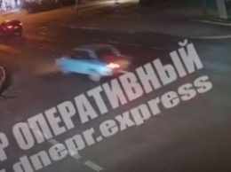 В Днепре на Яворницкого ловкий водитель летает на красный сигнал светофора: видео момента