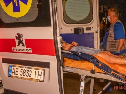 В Днепре на Петра Калнышевского Volkswagen сбил девушку и скрылся: пострадавшая в тяжелом состоянии