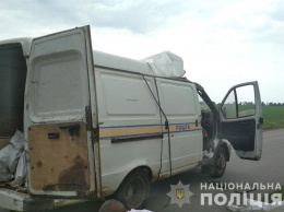 Прокуратура сообщила, что во время нападения на автомобиль "Укрпошти" в Полтавской области злоумышленники украли 2,75 млн грн