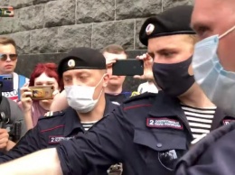 Дообнулялись: в России начали массово задерживать журналистов самых известных изданий (видео)