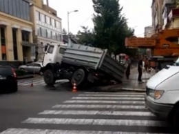 На центральном проспекте Днепра грузовик ушел под землю (ФОТО, ВИДЕО)